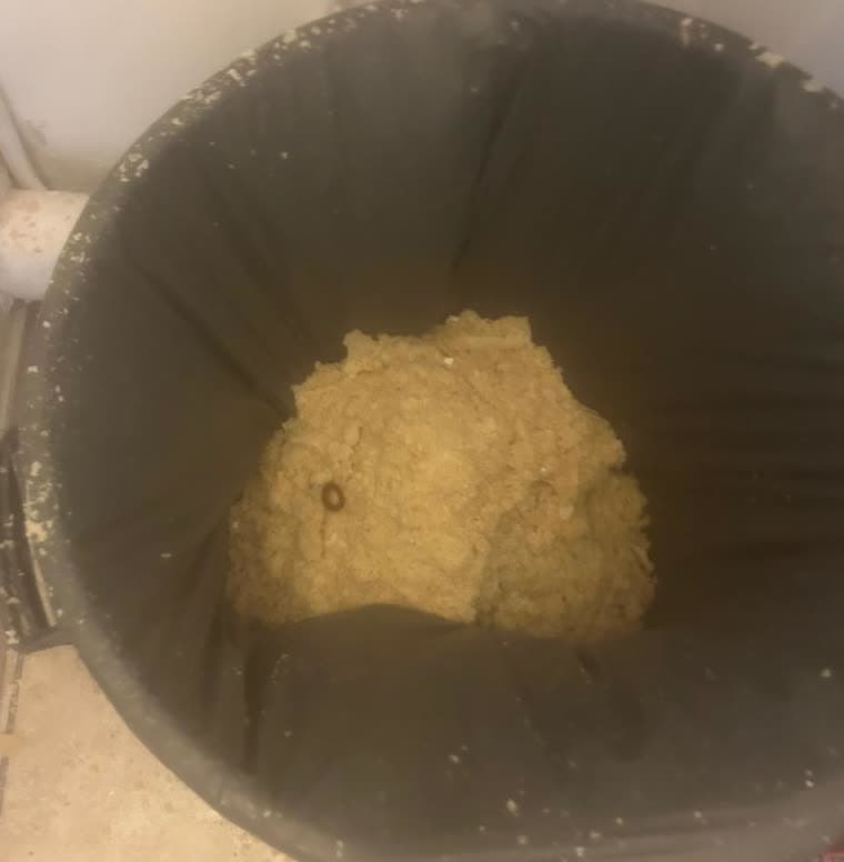 Environ vingt litres de tartre retirés d'un chauffe-eau de dix ans à Toulon
